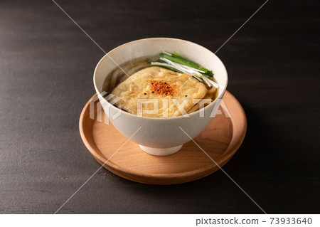 Slightly steaming, warm kitsune udon 73933640