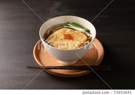 Slightly steaming, warm kitsune udon 73933641