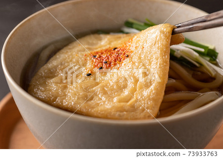 溫暖的用筷子挖出的狐狸烏冬面 73933763