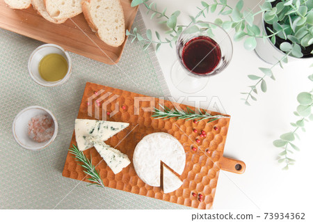 奶酪和法式麵包兩種 奶酪和法式麵包兩種 73934362