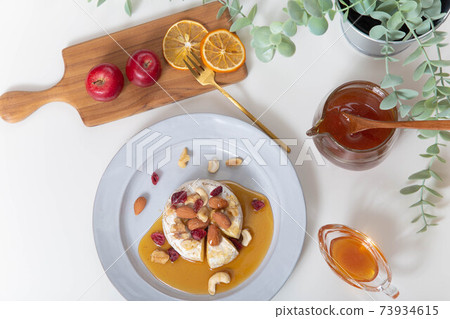 Dessert-style camembert cheese Dessert-style camembert cheese 73934615