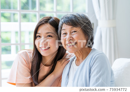 放鬆與她的孫子在客廳裡的女高管 73934772
