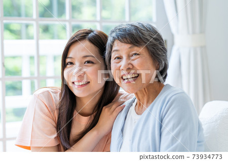 放鬆與她的孫子在客廳裡的女高管 73934773