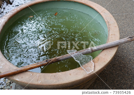 早晨,當寒潮到達零下6℃時,我打破了瓶中的冰。 早晨,當寒潮到達零下6℃時,我打破了瓶中的冰。 73935426