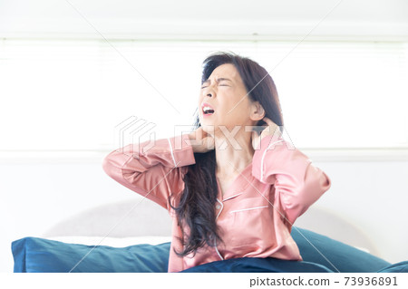 Woman in pain Woman in pain 73936891