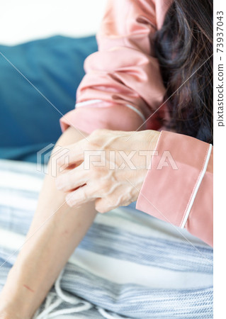 Itchy woman Itchy woman 73937043