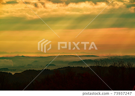 日出，晨霧和光束 73937247
