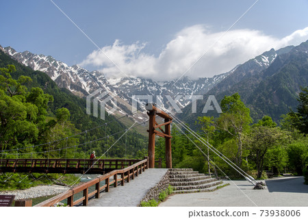新鮮的綠色上高地[河童橋和穗高山脈] 73938006