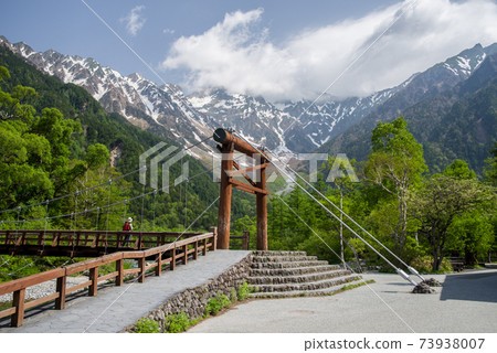 Fresh green Kamikochi [Kappa Bridge and Hotaka Mountain Range] 73938007