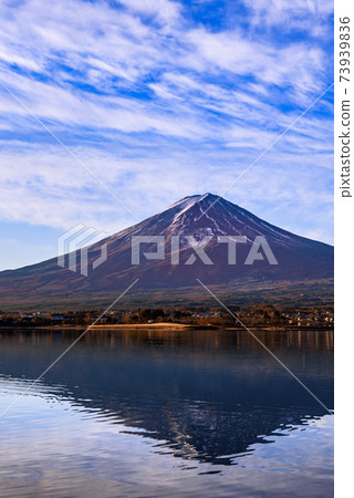 晴朗的冬日天空，川口湖和貝尼富士 73939836