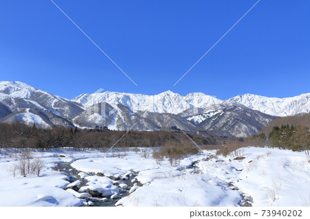 白馬冬季 從白馬大橋看北阿爾卑斯山 照片素材 圖片 圖庫