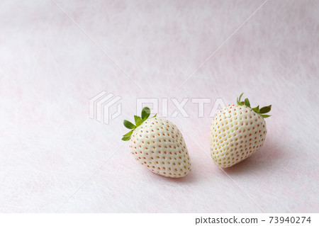 兩個白草莓放在日本紙上 73940274