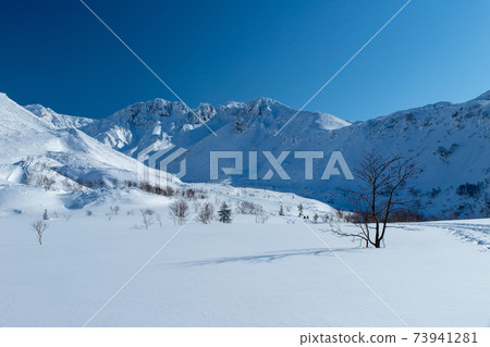 Winter scenery of the Tokachidake mountain range in Hokkaido Winter scenery of the Tokachidake mountain range in Hokkaido 73941281