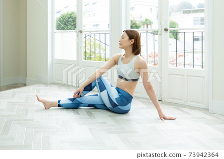 一個女人在她的房間裡伸展 一個女人在她的房間裡伸展 73942364