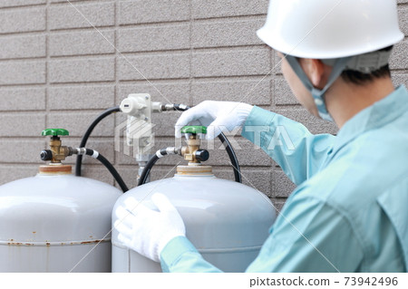 工人檢查丙烷炸彈 73942496