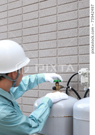 工人檢查丙烷炸彈 73942497