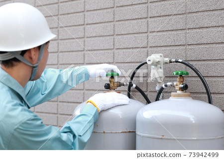 工人檢查丙烷炸彈 73942499