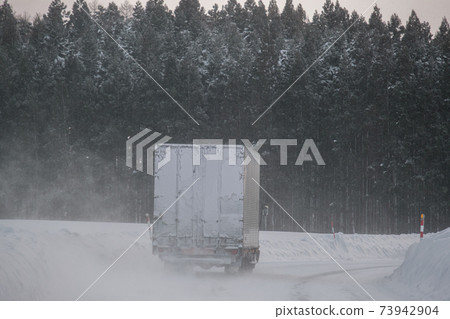 送貨卡車在雪道上沖 送貨卡車在雪道上沖 73942904
