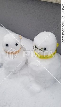 加上雪人圍巾和眼鏡 加上雪人圍巾和眼鏡 73943524
