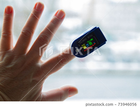 pulsoxymeter on the finger of the hand pulsoxymeter on the finger of the hand 73946056