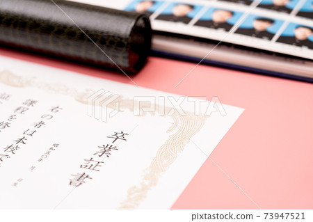 文憑，圓管和畢業相冊 73947521