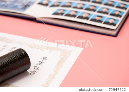 Diploma, round tube and graduation album Diploma, round tube and graduation album 73947522