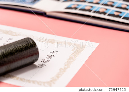 文憑,圓管和畢業相冊 文憑,圓管和畢業相冊 73947523