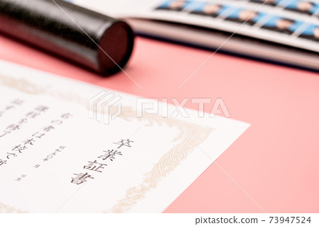Diploma, round tube and graduation album Diploma, round tube and graduation album 73947524