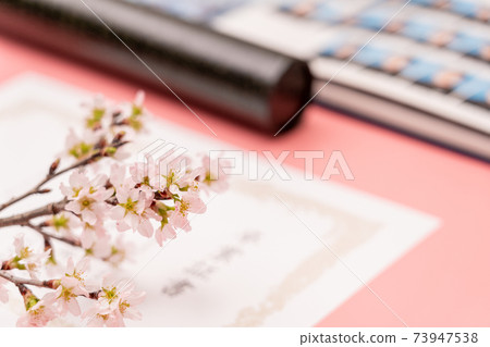 文憑，圓管和畢業相冊 73947538