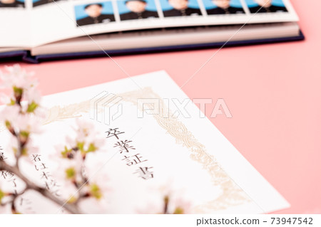 文憑,圓管和畢業相冊 文憑,圓管和畢業相冊 73947542