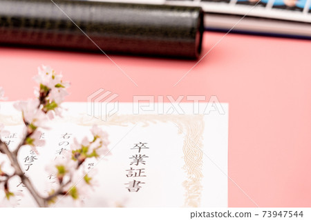 Diploma, round tube and graduation album Diploma, round tube and graduation album 73947544