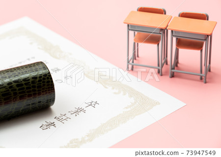 文憑,圓管和課桌 文憑,圓管和課桌 73947549