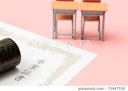 文憑,圓管和課桌 文憑,圓管和課桌 73947550