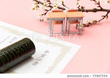 文憑,圓管和課桌 文憑,圓管和課桌 73947554