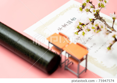 文憑,圓管和課桌 文憑,圓管和課桌 73947574