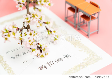 文憑和課桌 文憑和課桌 73947583