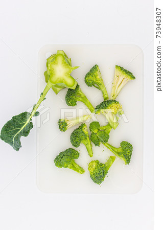 Broccoli cut into bite-sized pieces Broccoli cut into bite-sized pieces 73948307