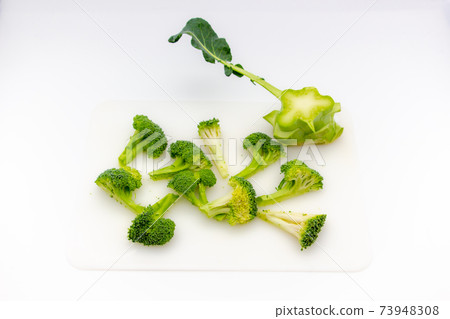 Broccoli cut into bite-sized pieces 73948308