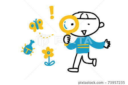 一個男孩用放大鏡觀察昆蟲和花朵 73957235