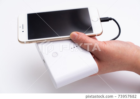 為智能手機充電的女性移動電池 為智能手機充電的女性移動電池 73957682