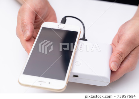 為智能手機充電的女性移動電池 73957684
