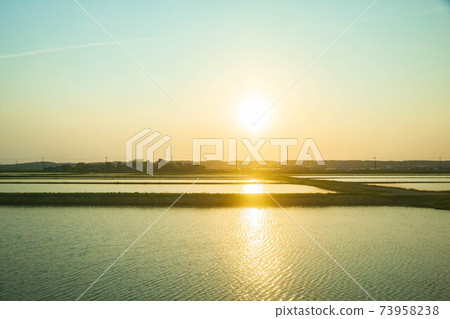 從日本JR上越本線稻田領域的火車窗口在黃昏時 73958238