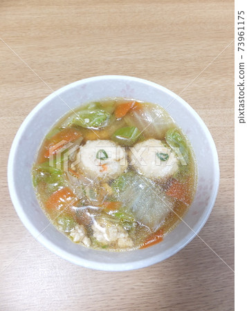 Plenty of Chinese cabbage ♪ Home chicken dumpling soup 73961175
