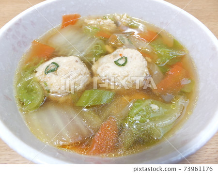Plenty of Chinese cabbage ♪ Home chicken dumpling soup 73961176