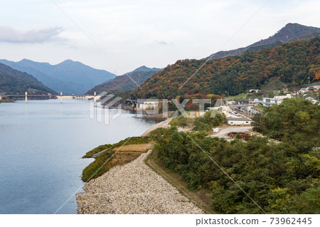 從群馬縣長野原町不動橋看到的秋山風光 照片素材 圖片 圖庫