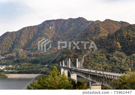 群馬縣長野原町山上的藤橋和秋葉 照片素材 圖片 圖庫