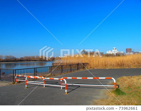 Edogawa emergency pier scenery during a disaster with a car stop Edogawa emergency pier scenery during a disaster with a car stop 73962661