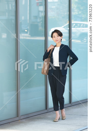 戶外女商人 73963220