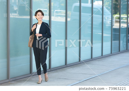 戶外女商人 73963221