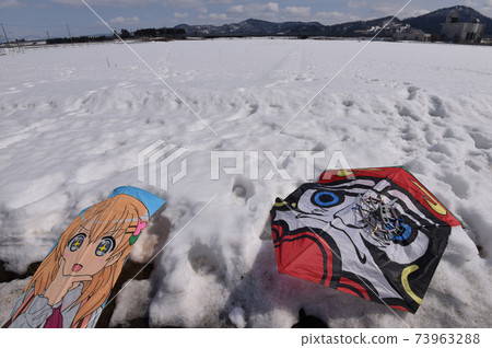 風箏放在雪地裡 73963288